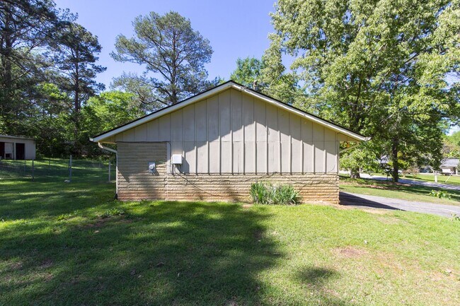 Building Photo - COMING SOON - 3 Bedroom 2 Bathroom Open Floorplan