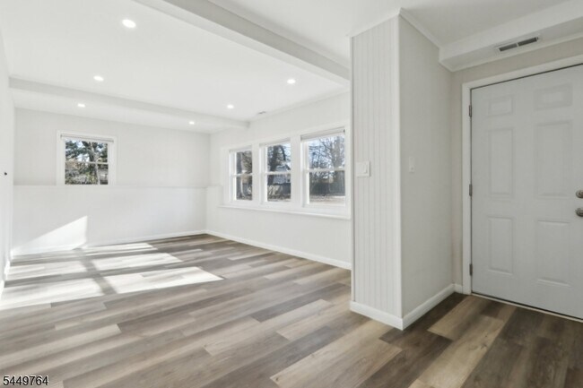 Building Photo - 287 Country Club Dr