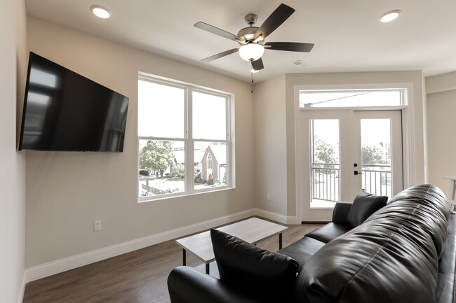 Building Photo - Lofts on State