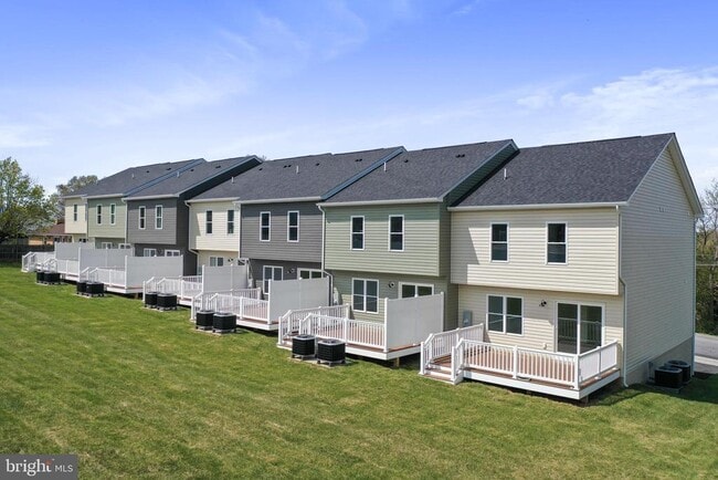 Building Photo - 320 W 11th St