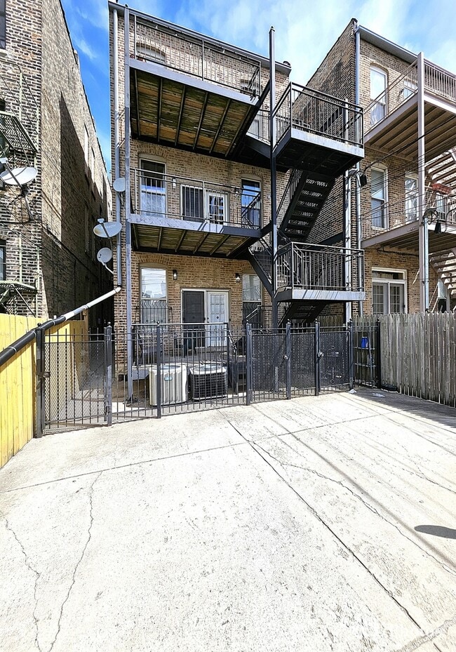 Building Photo - 1411 W Ohio St