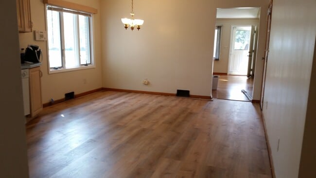 Building Photo - 10 Parkdale Dr