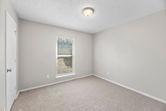 Building Photo - 6816 Westglen Dr