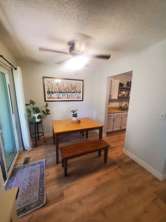 Building Photo - Updated and Spacious 1 Bedroom with Attached Garage!