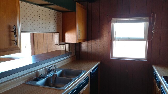 Building Photo - 3 Bedroom Home