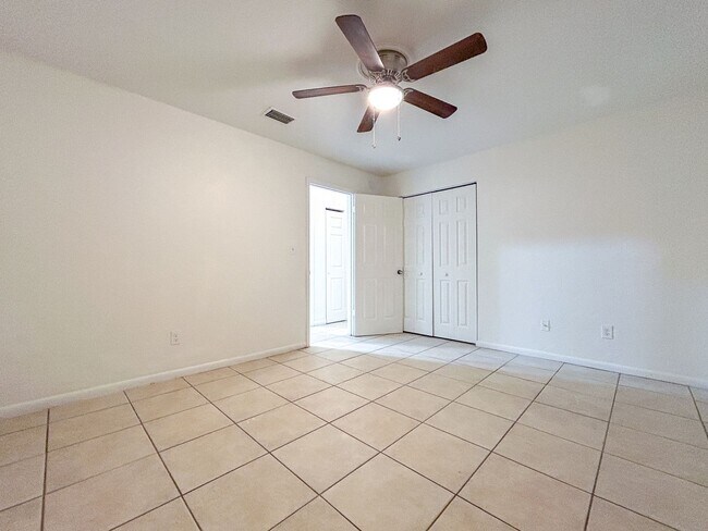 Building Photo - Spacious 2/1 in Sugarfoot Area - Fenced in...