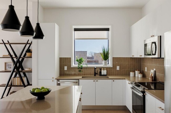 Building Photo - 800 Embassy Dr