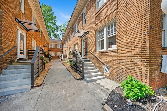 Building Photo - 405 4th St NE