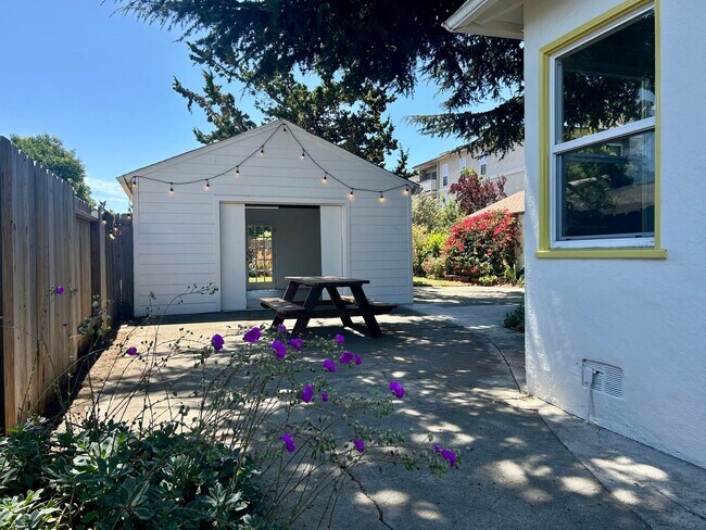 Building Photo - Gorgeous San Leandro Bungalow!