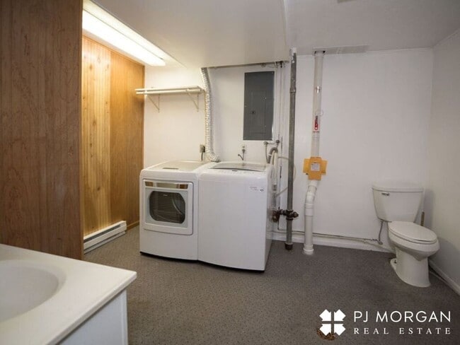 Building Photo - 3 bedroom, 1.5 bath House For Lease - open...