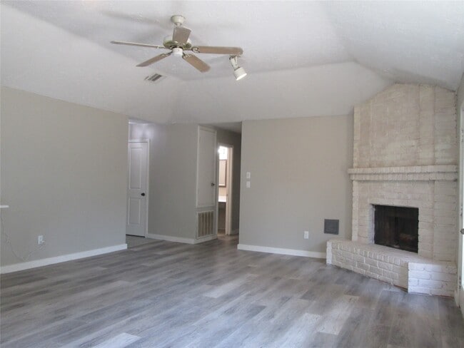 Building Photo - 2506 Portland Dr