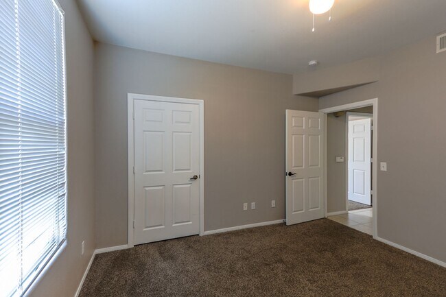 Building Photo - 3 Bedroom First Floor Condo Convenient To Nellis AFB