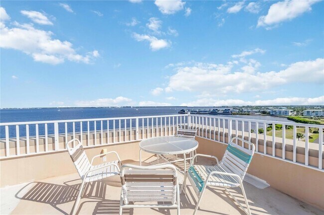 Building Photo - 1500 Park Beach Cir