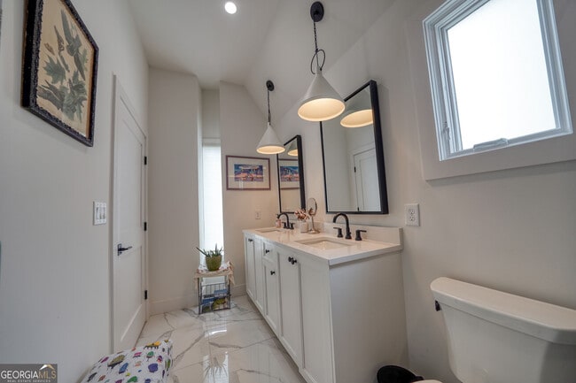 Building Photo - 305 Breakspear Ln