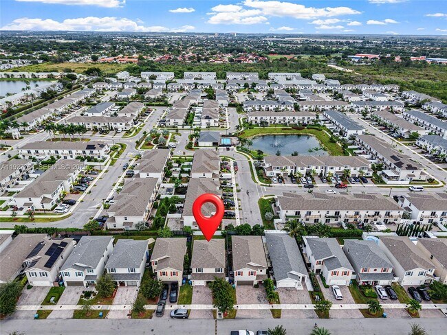 Building Photo - 525 NE 6th Pl