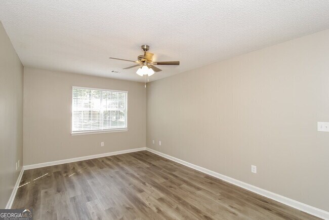 Building Photo - 6154 Highview Dr SE