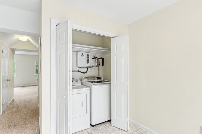 Building Photo - Two bedroom, one and a half bathroom end townhome in Harrisburg