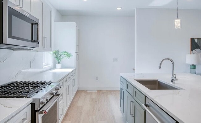 Building Photo - 1367 W 74th St