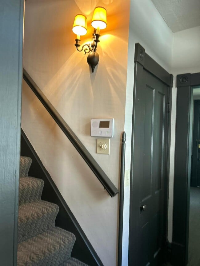 Building Photo - 118 E Kossuth St