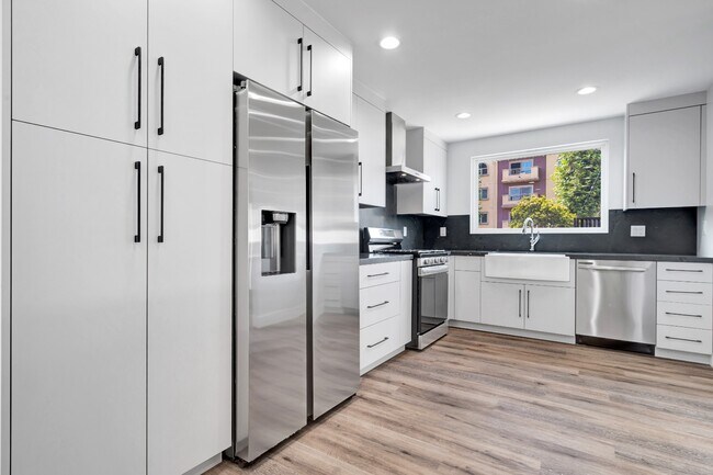 Building Photo - Spacious 3BR NoHo Home w/ Luxury European Finishes