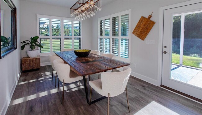 Building Photo - 5687 Villa Crest Dr