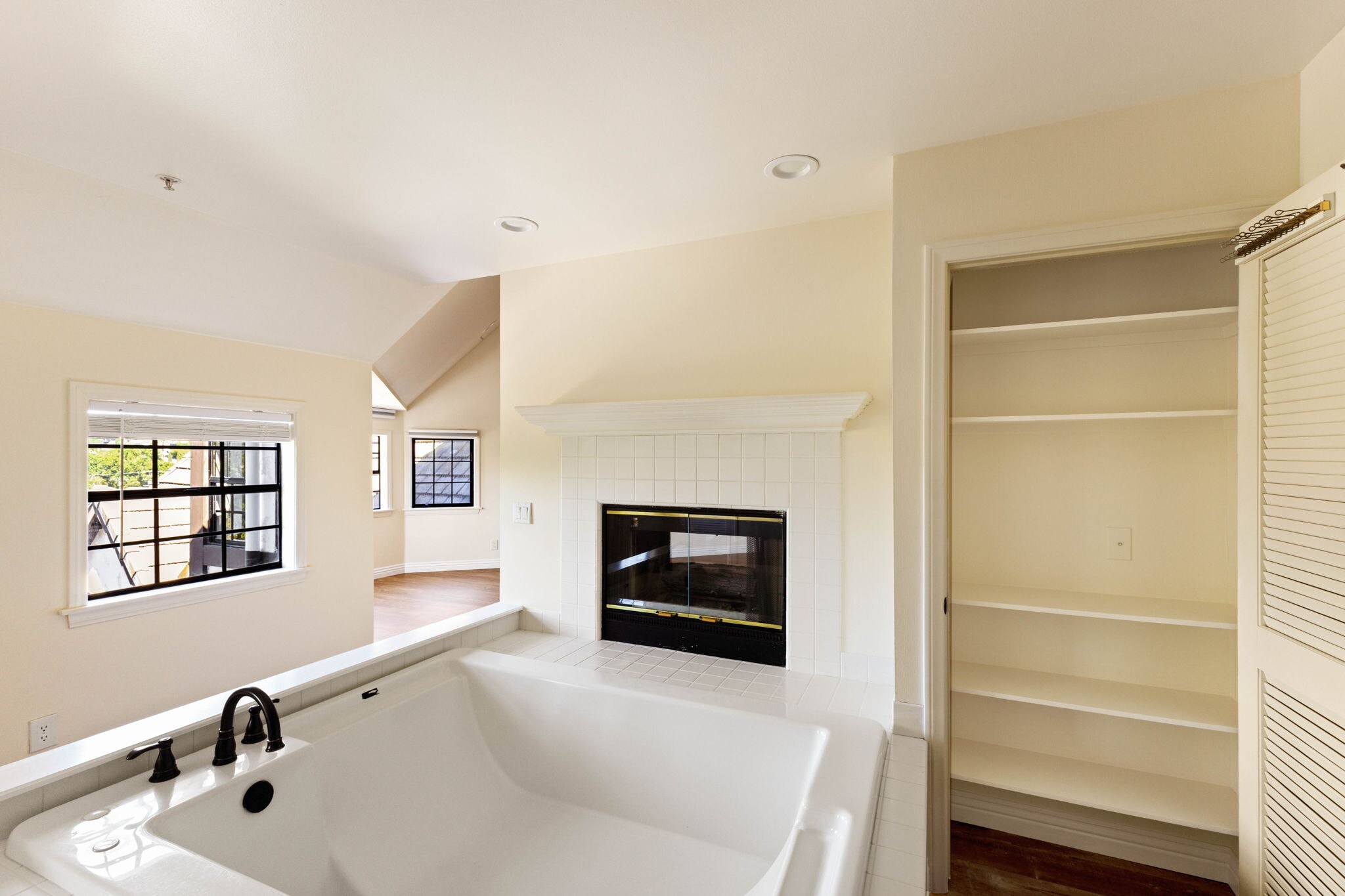 Building Photo - 5237 San Feliciano Dr