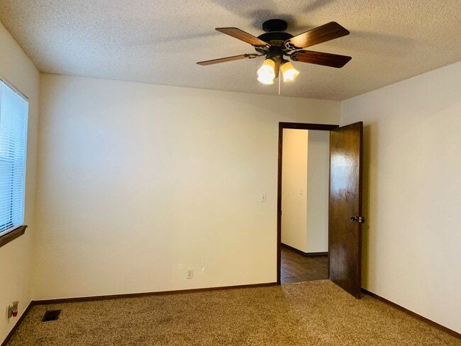 Building Photo - 3 Bed | 2 Bath | 2 Car Garage - Duplex - UNDER $1000 per month - Putnam City Schools