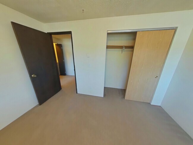Building Photo - Duplex ~ Close to Campus ~ Pet Friendly