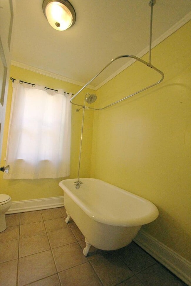 Building Photo - 625 E Cozy St