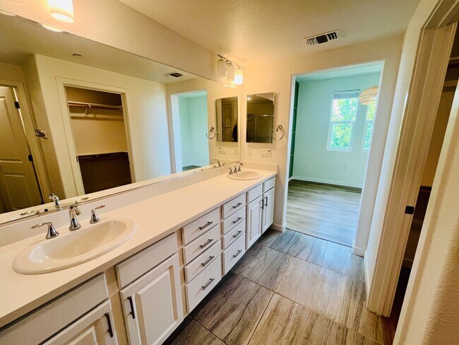 Building Photo - Vibrant 3 BED + 2.5 BA Milpitas Townhouse. Stainless Steel Appliances. Great Location.