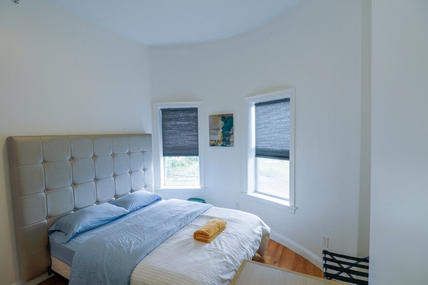 Building Photo - 27 Lambert St