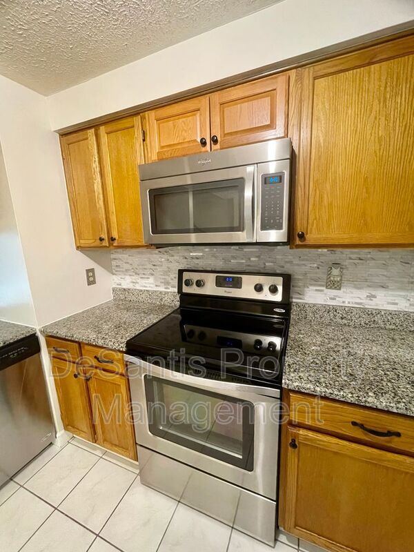 Building Photo - 925 Elm Ct