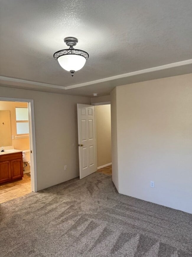 Building Photo - Central Point Single Level Home/ Coming Soon