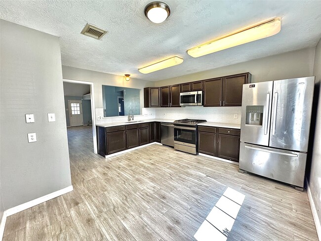 Building Photo - 15807 Pilgrim Hall Dr