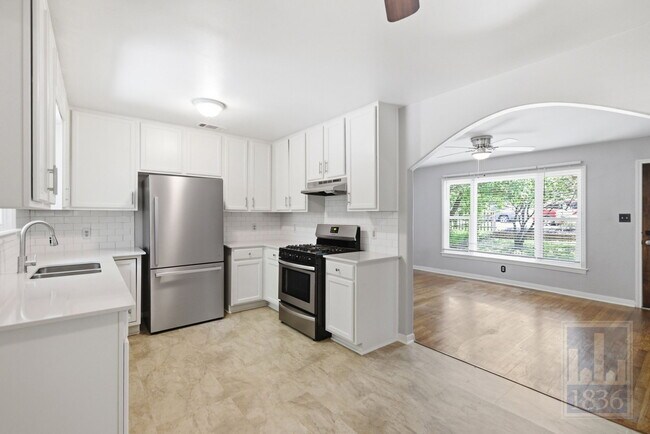 Building Photo - 1604 Sanchez St
