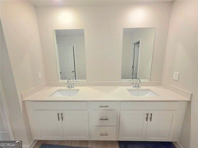 Building Photo - 327 Vly Oak Dr