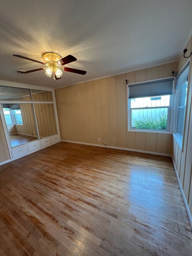 Building Photo - Welcome to this charming 2-bedroom, 2-bathroom home!