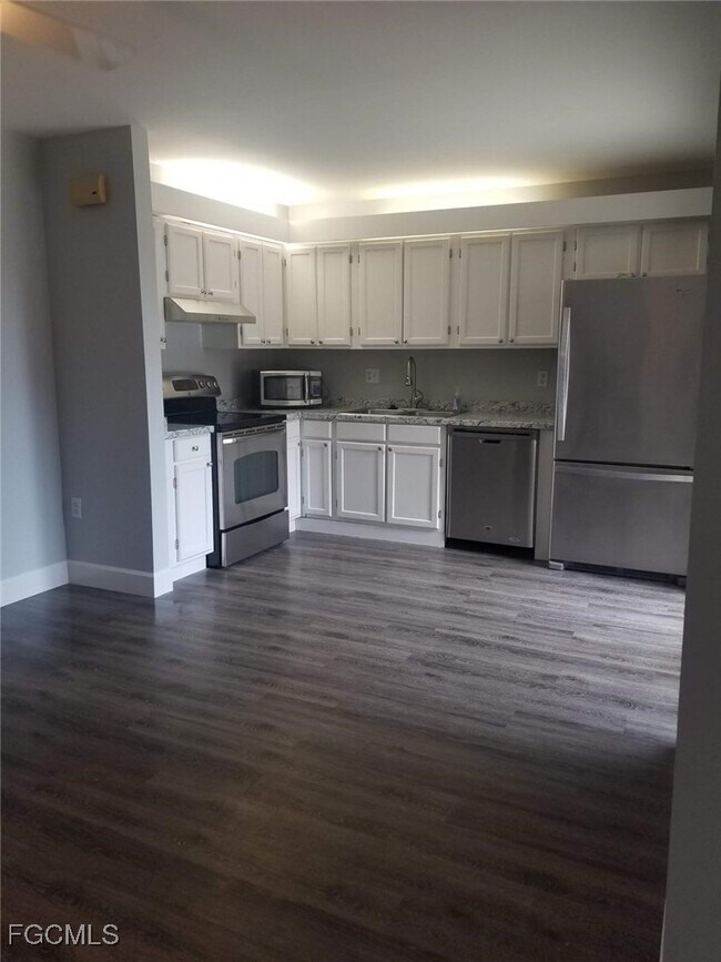 Building Photo - 5223 Cedarbend Dr