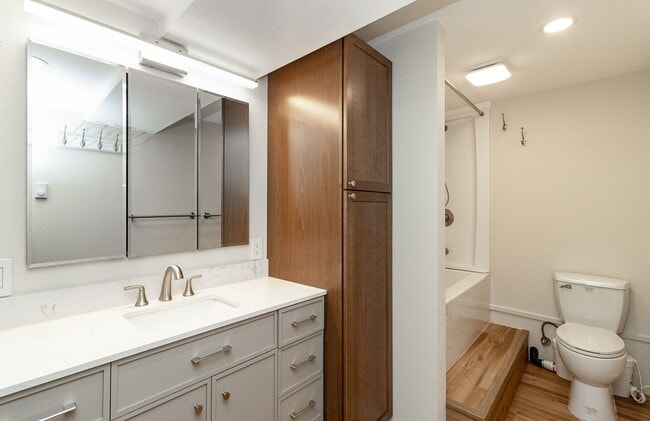 Building Photo - Stylish in Snohomish