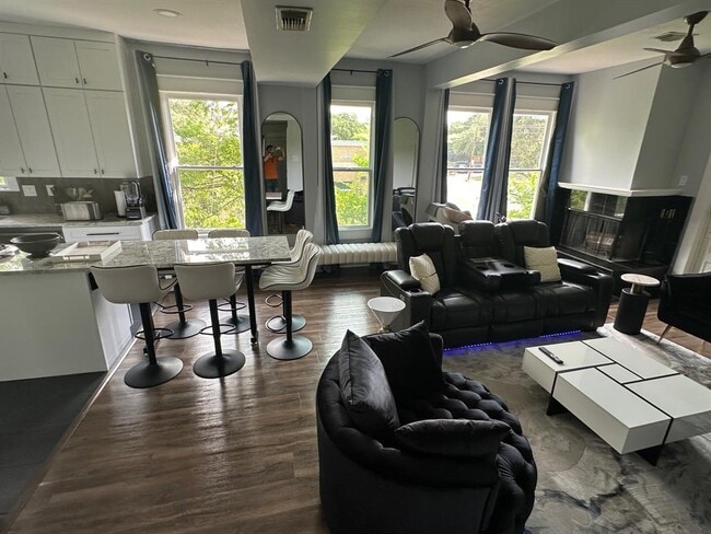 Building Photo - 3210 Hampton Rd