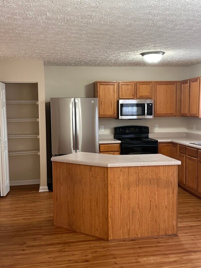 Building Photo - Great space in this 3 bedroom 2 and 1/2 bath end unit Townhome!