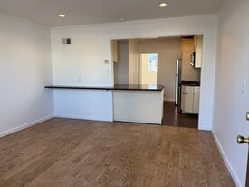 Building Photo - 65 Bay Ave