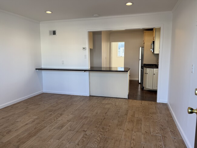 Building Photo - 65 Bay Ave