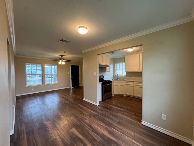 Building Photo - Ready for move in!