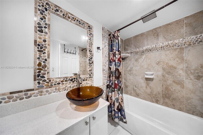 Building Photo - 1175 NE Miami Gardens Dr