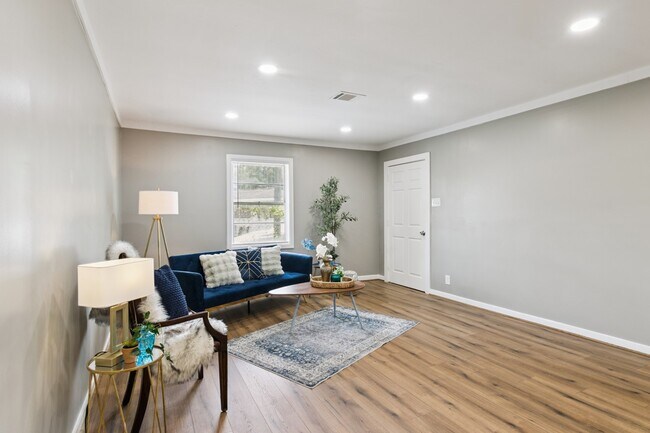 Building Photo - 1606 Oaks Dr