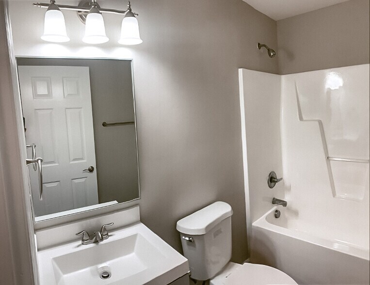 Building Photo - Room in Duplex on Lee St
