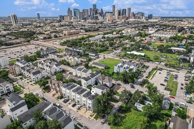 Primary Photo - 2221 Francis St