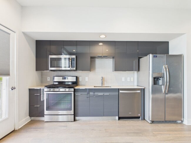 Building Photo - Modern East Austin Condo with City Views & Unmatched Walkability