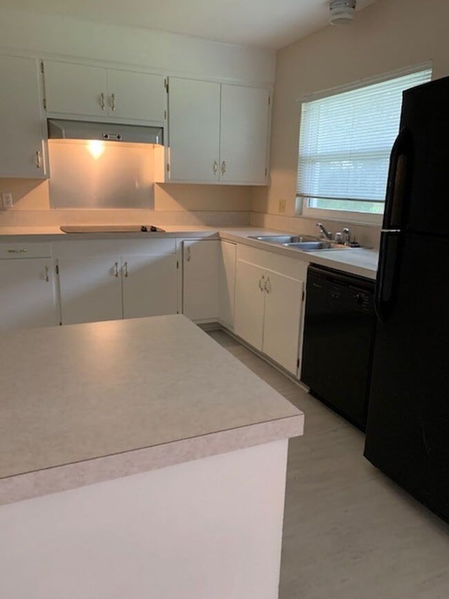 Building Photo - 4/3 Home in Heart of Umatilla!